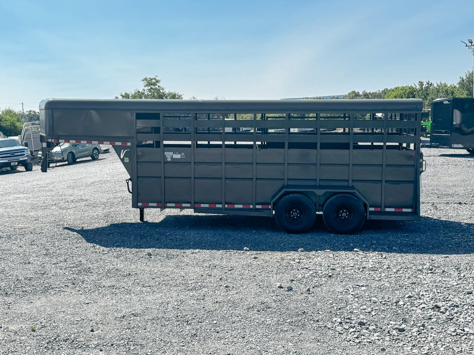 *Factory Blemished* Valley 12K Gooseneck Stock Trailer 7×18 (76818) - Image 4